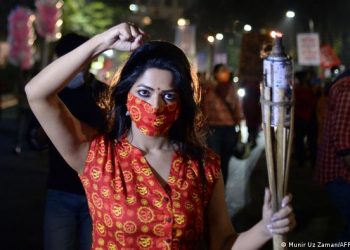 যে নারী একাই একটি হ্রদে বাস করেন