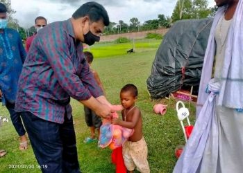 নেত্রকোনার চল্লিশায় বেদে সম্পদ্রায়ের মধ্যে পথশিশু সেবা ফাউন্ডেশন এর উদ্যোগে ফলমূল বিতরন