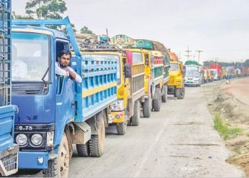 শিল্পকারখানা খুলে দেয়ায় চরম দুর্ভোগে সাধারণ শ্রমিক