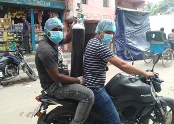 পাবনাতে এখনো আপন দুই ভাইয়ের অক্সিজেন সেবা চলমান রয়েছে রাত দিন