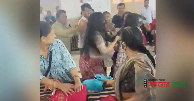 এক শাড়ি নিয়ে দোকানের মধ্যে দুই নারীর চুলোচুলি, ভিডিও ভাইরাল