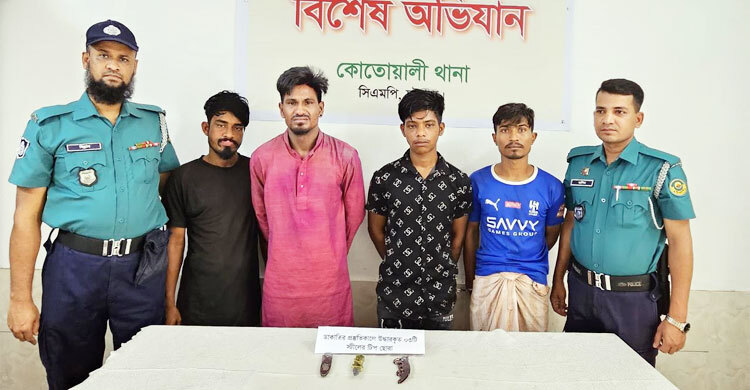 রাতের আধারে পথচারীদের টার্গেট করে ছিনতাইয়ের ঘটনায় আটক ৪