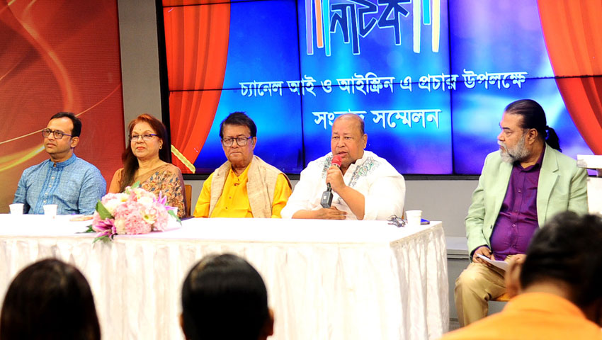 আইস্ক্রিনে মঞ্চনাটক