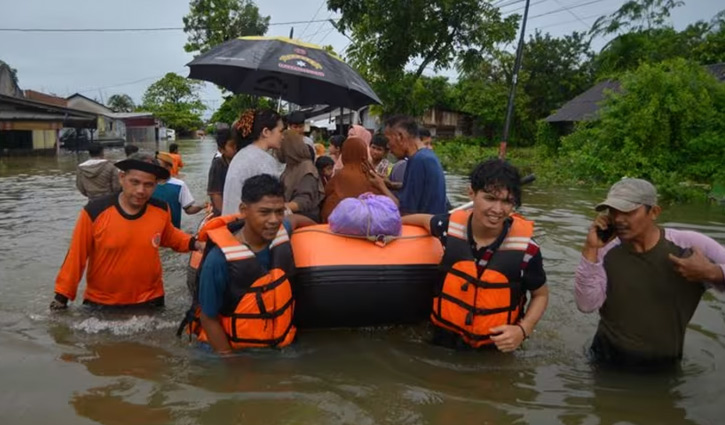 ইন্দোনেশিয়ায় বন্যা-ভূমিধসে নিহত ছাড়িয়ে ২৬