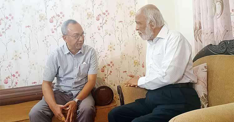 কারামুক্ত মোনায়েম  মুন্নার বাসায় সাক্ষাৎ করতে গেলেন মঈন খান