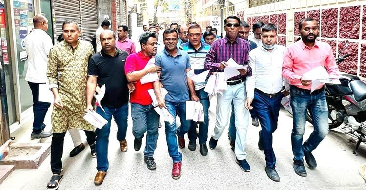পণ্যদ্রব্যের ঊর্ধ্বগতির প্রতিবাদে যুবদলের লিফলেট বিতরণ