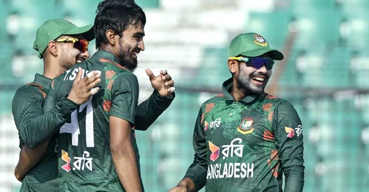 প্রথম ওয়ানডেতে ২৫৫ রানে অলআউট শ্রীরঙ্কা