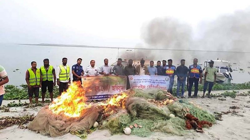 বরিশালে দুই কোটি টাকার জাল বাজেয়াপ্ত করেছে প্রশাসন