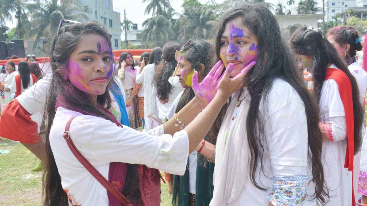 বরিশালে দোল উৎসবে মেতে উঠলো তরুণ-তরুণীরা