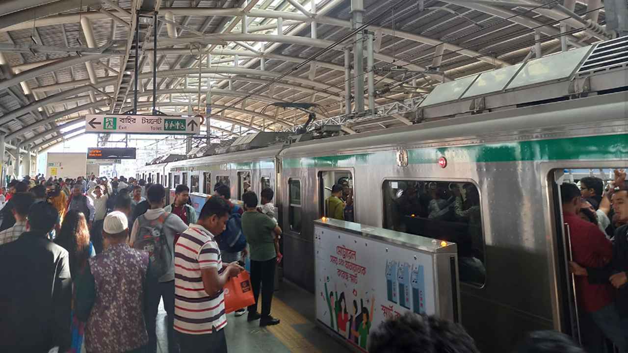 রাজধানীতে বৃষ্টিতে আধাঘণ্টা বন্ধ মেট্রোরেল