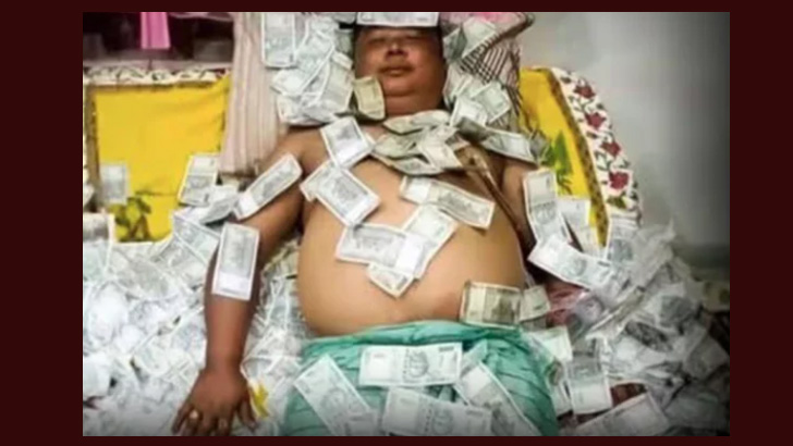 টাকার বিছানায় শুয়ে আছেন ভারতের দুর্নীতিতে অভিযুক্ত রাজনীতিবিদ