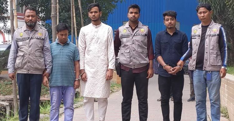 নকল ব্র্যান্ডের ফোন তৈরি করে মার্কেটে অর্ধেক দামে বিক্রি