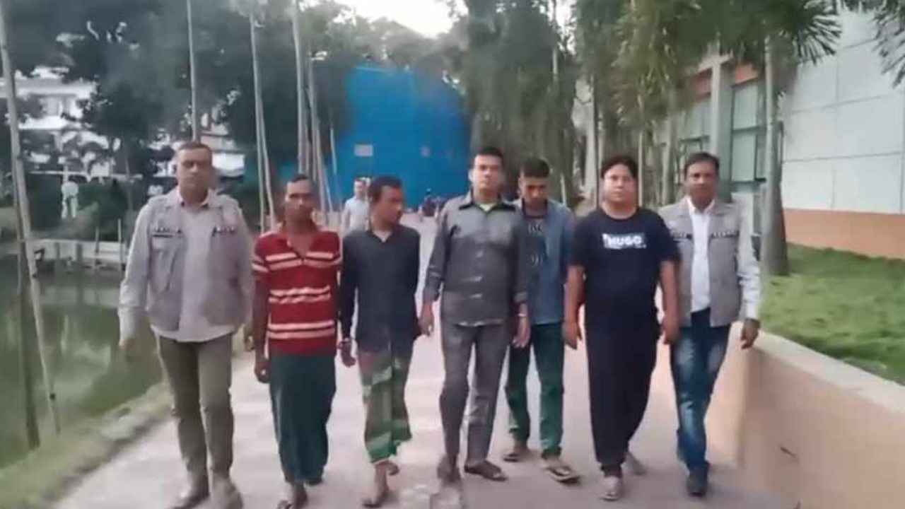 খুব ভোরে পুলিশ পরিচয়ে ডাকাতি করতো চক্রটি