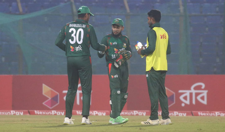 মাঠে বসেই ইফতার করলেন মুশফিক-মাহমুদউল্লাহ