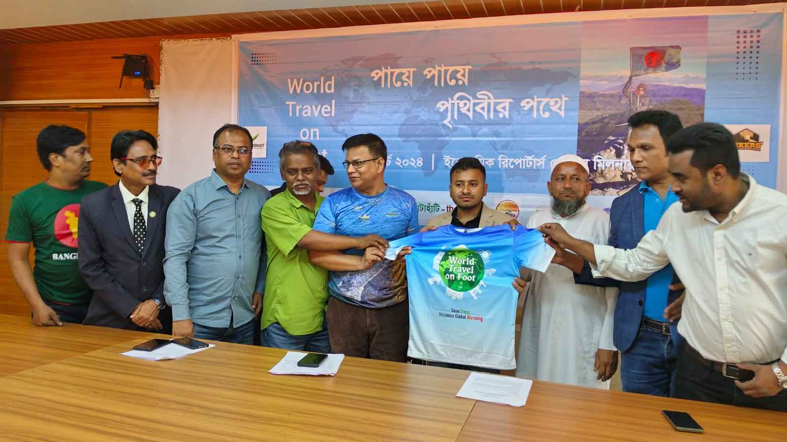 পায়ে হেঁটে বিশ্ব সফরে যাচ্ছেন বাংলাদেশি হাইকার সাইফুল ইসলাম