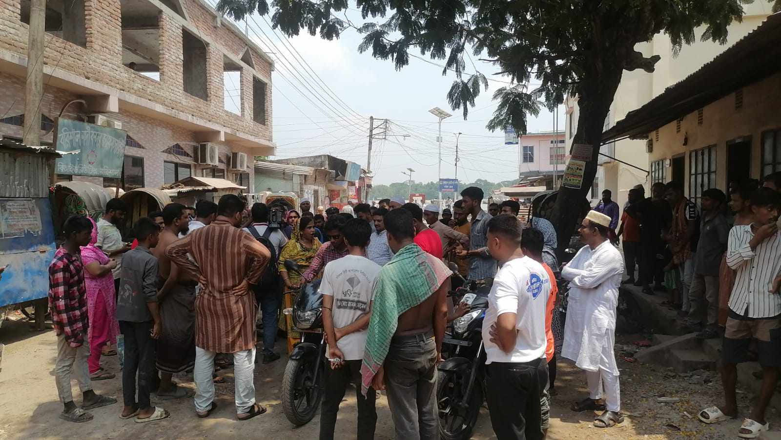 বরিশাল ডিসি ঘাট দখলে দু'পক্ষের উত্তেজনা