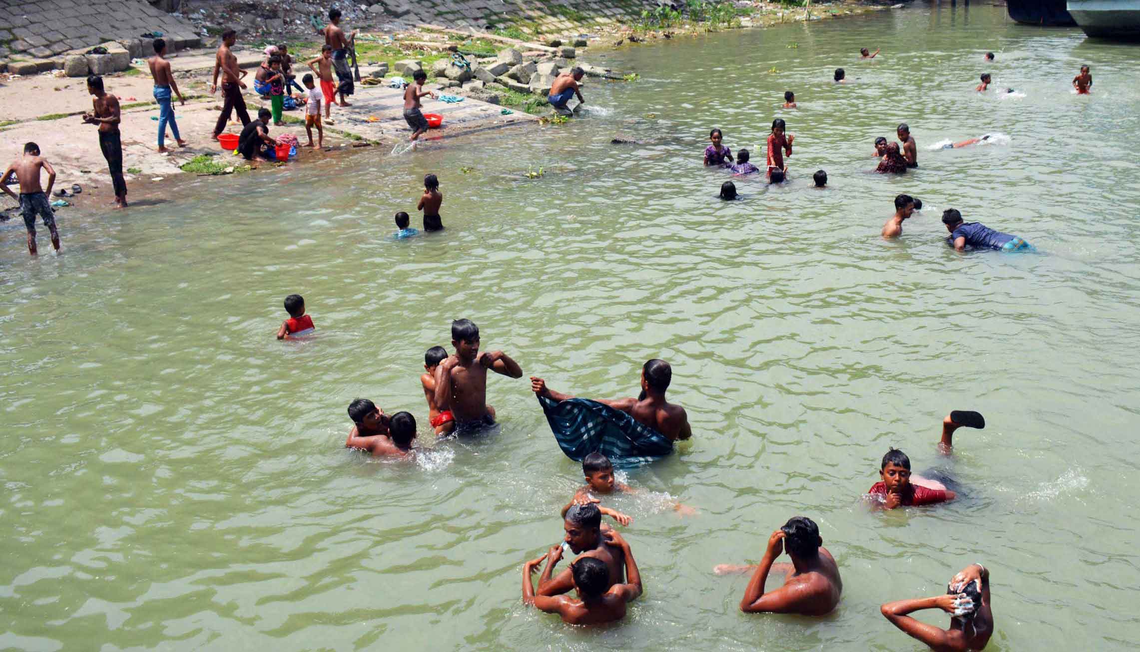 তীব্র গরমে দিনমজুর শ্রমিকরা ক্লান্ত