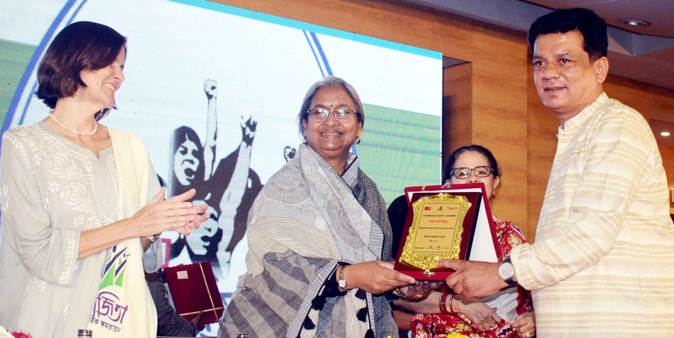 ৪র্থ বারের মতো ইউপি চেয়ারম্যানের শ্রেষ্ঠ পুরস্কার গ্রহণ