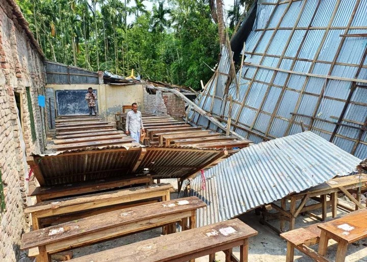 কালবৈশাখী ঝড়ে উড়ে গেল কলেজের টিনের চাল, সাথে ভেঙে পড়লো দেয়াল!