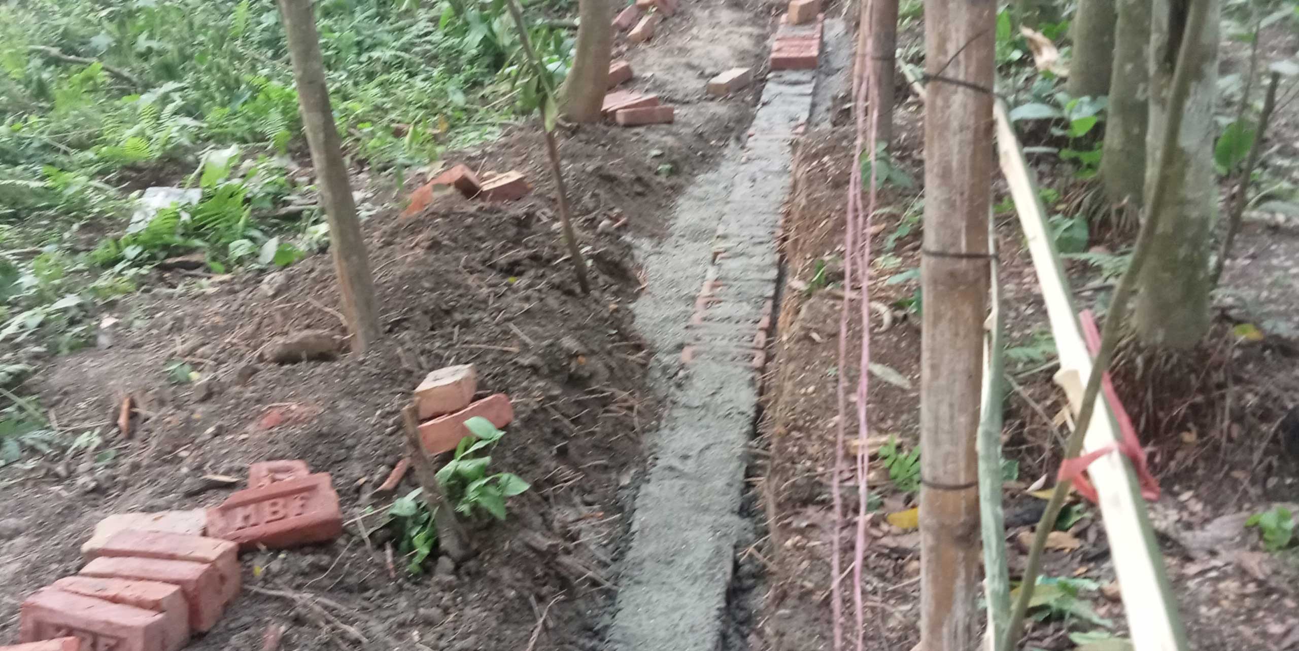 ক্রয়কৃত জমিতে নির্মাণ কাজে প্রতিপক্ষের বাধা