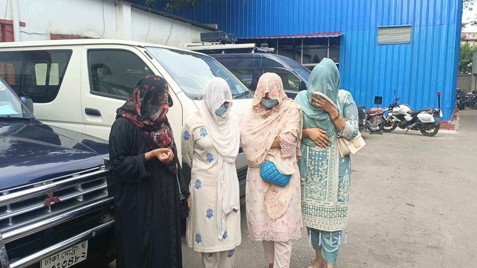 বারে মদ খেয়ে নারীদের মারামারি, গ্রেফতার ৪