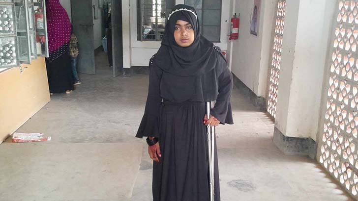 জীবনের প্রথম ভোট দিতে পেরে খুশি শারীরিক প্রতিবন্ধী আখিনুর