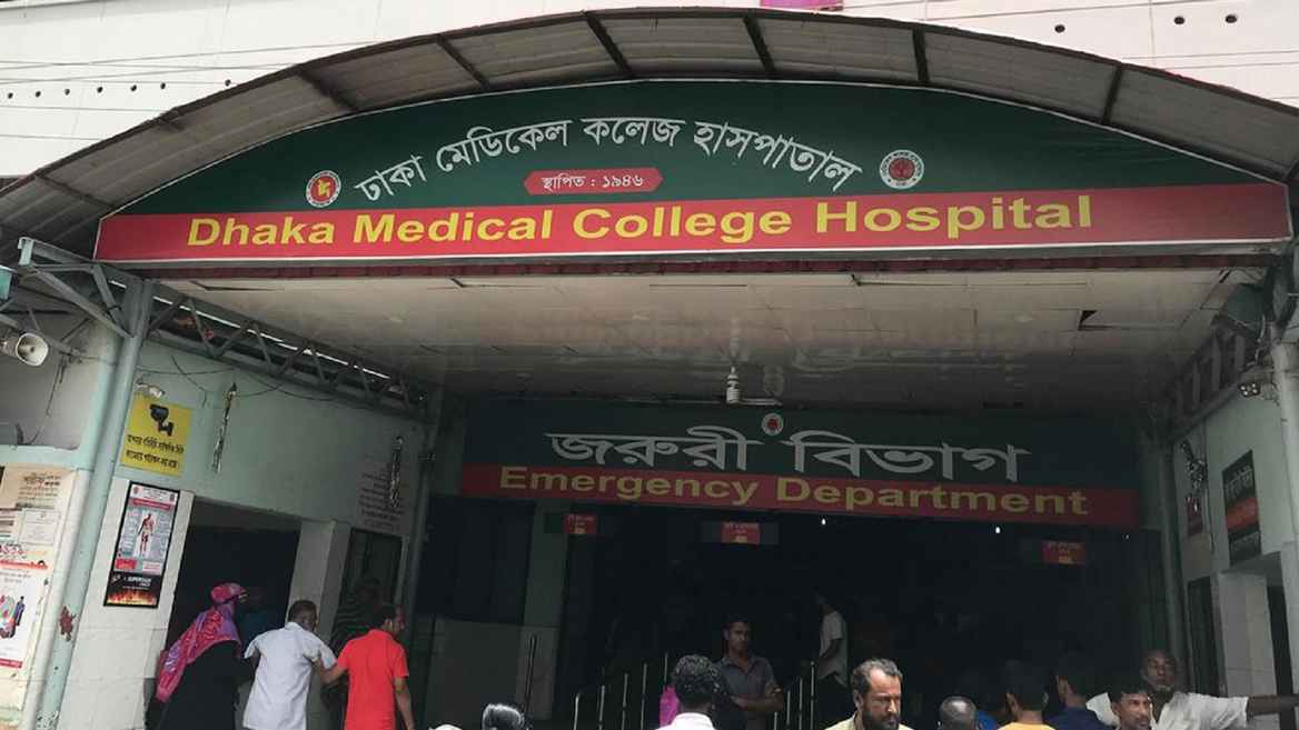 রাজধানীর জিরো পয়েন্টে সিমেন্টবাহী গাড়ির ধাক্কায় নারীর মৃত্যু