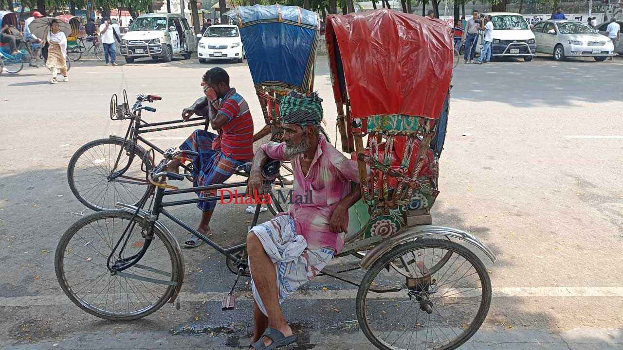তীব্র তাপদাহে আয় কমেছে শ্রমজীবীদের