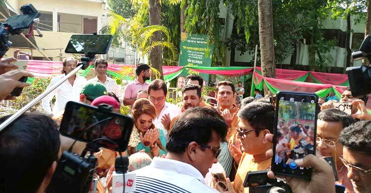 দোয়া-মোনাজাতের পর মনোনয়নপত্র জমা দিলেন কলি-নিপুণ