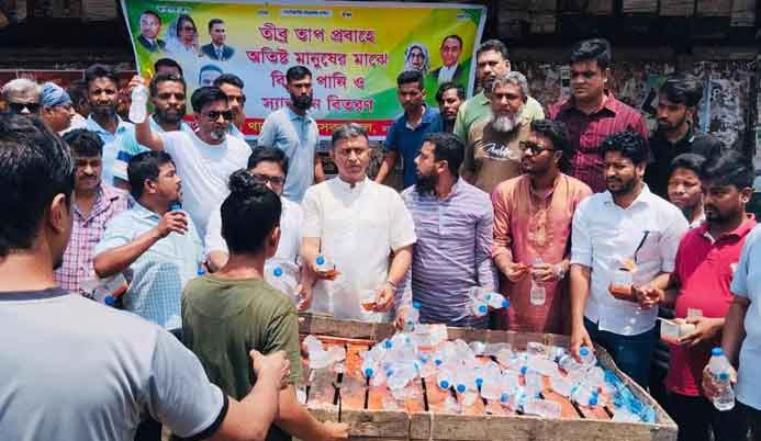 পানি-স্যালাইন নিয়ে শ্রমিকদের পাশে দাড়ালো স্বেচ্ছাসেবক দল