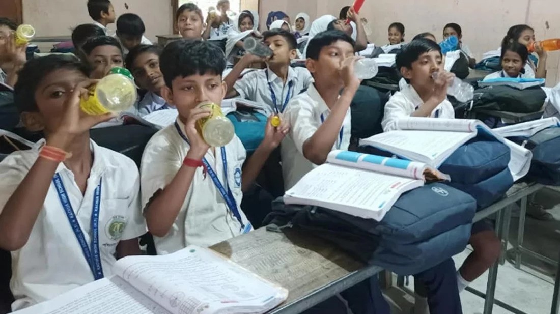 পানি পান করানোর কথা বাচ্চাদের মনে করাতে স্কুলে ওয়াটার বেল