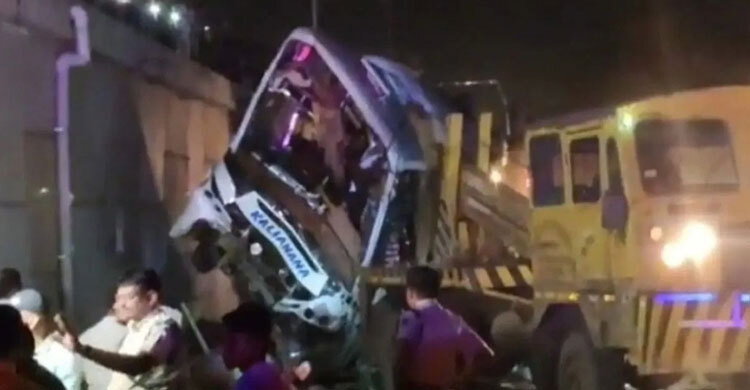 ভারতে ফ্লাইওভার থেকে যাত্রীবাহী বাস পড়ে নিহত ৫, আহত ৪০