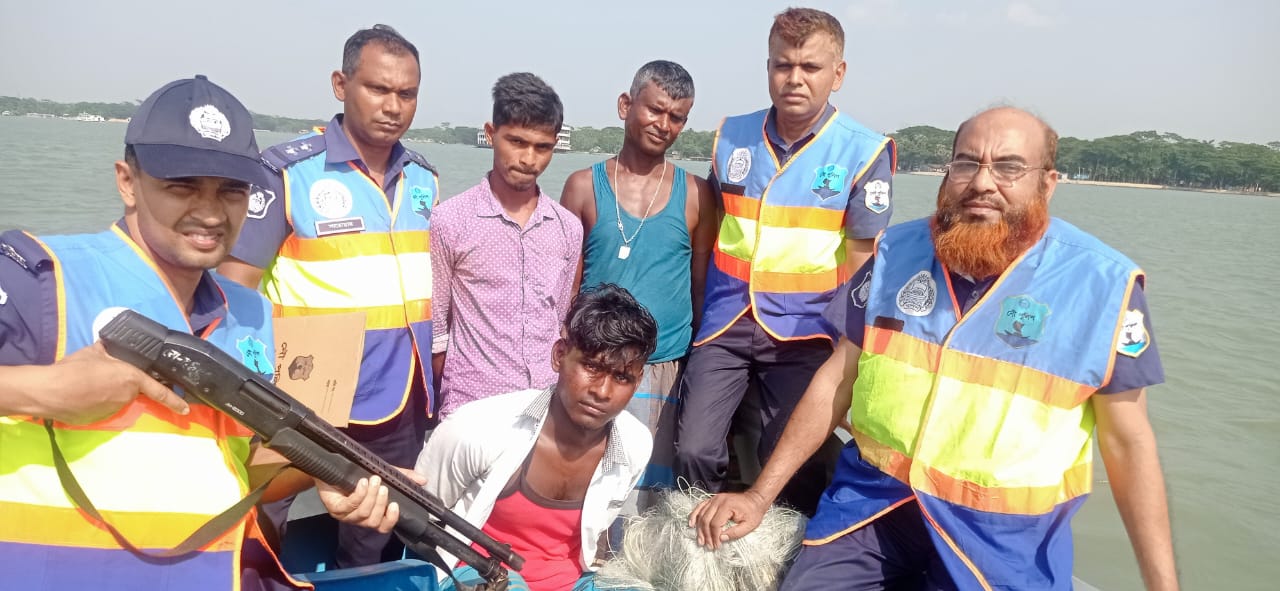 কারেন্ট জাল-মাছসহ আটক ২৫