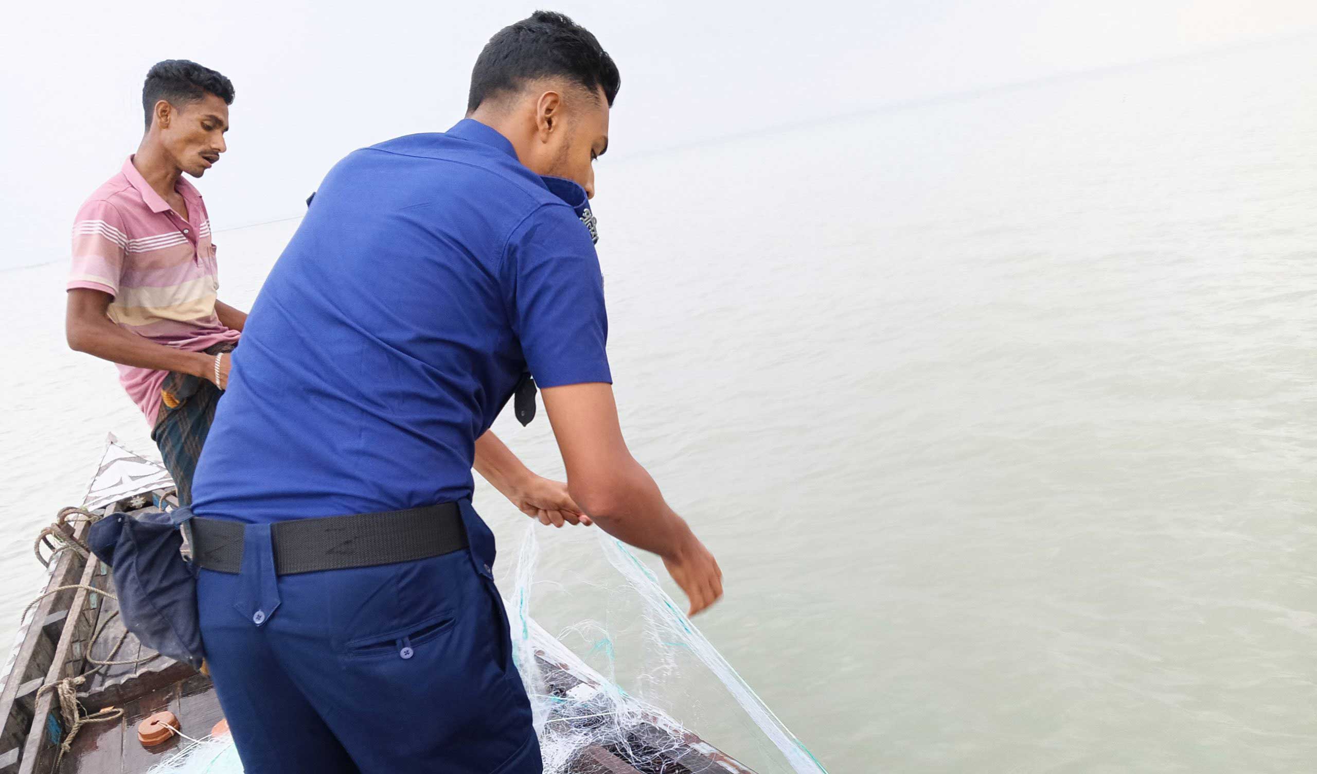 কারেন্ট জাল-মাছ সহ গ্রেফতার ৪৬