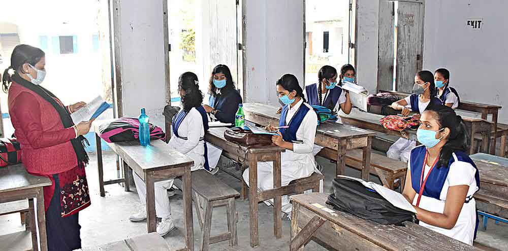 তীব্র গরম-হিট অ্যালার্টের মধ্যেই খুলেছে স্কুল-কলেজ, উপস্থিতি কম