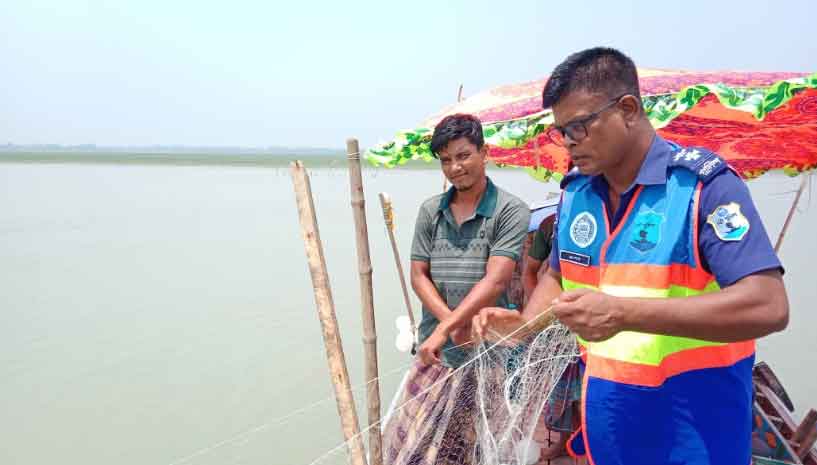 বরিশালে দুটি নৌযানসহ ৩৯ জেলেকে গ্রেফতার