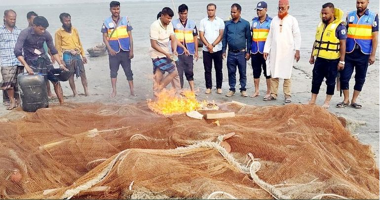 বরিশালে মেঘনা নদীতে অভিযান চালিয়ে জালসহ ট্রলার জব্দ
