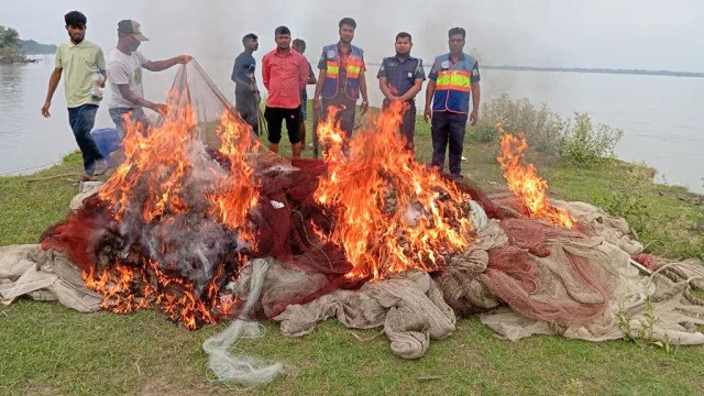 মৎস অধিদপ্তরের অভিযানে অবৈধ জাল পুরিয়ে জব্দ
