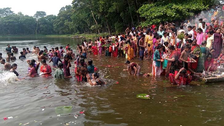 বরিশাল দুর্গাসাগরে হিন্দু সম্প্রদায়ের স্নান উৎসব অনুষ্ঠিত