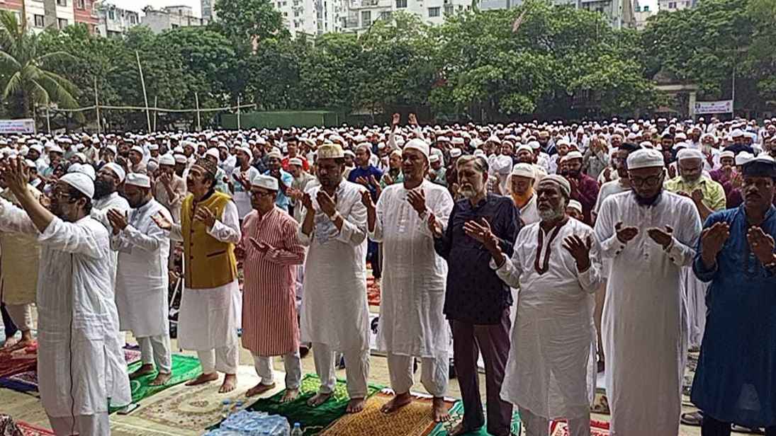 দাবদাহ থেকে রক্ষা পেতে বৃষ্টি কামনায় ঢাকায় ইসতিসকার নামাজ