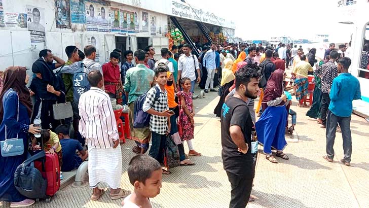 ভোলার লঞ্চঘাটগুলোতে কর্মজীবী মানুষদের উঁপচে পড়া ভিড়