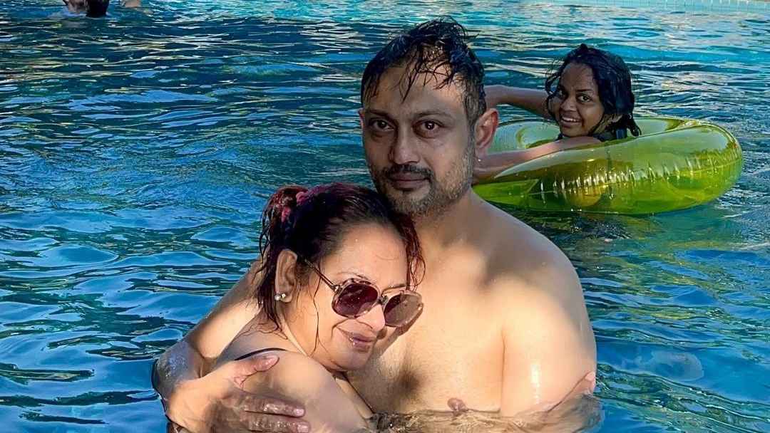 মায়ের বান্ধবীকে বিয়ে করে অন্তরঙ্গ ছবি প্রকাশ করেছেন বিরসা