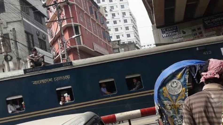 মালিবাগে ট্রেনের ধাক্কায় নিরাপত্তাকর্মী নিহত