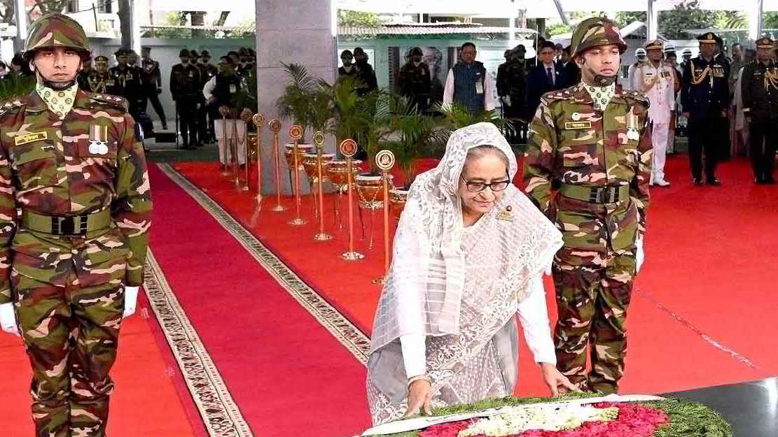 মুজিবনগর দিবস উপলক্ষে বঙ্গবন্ধুর প্রতিকৃতিতে প্রধানমন্ত্রীর শ্রদ্ধা