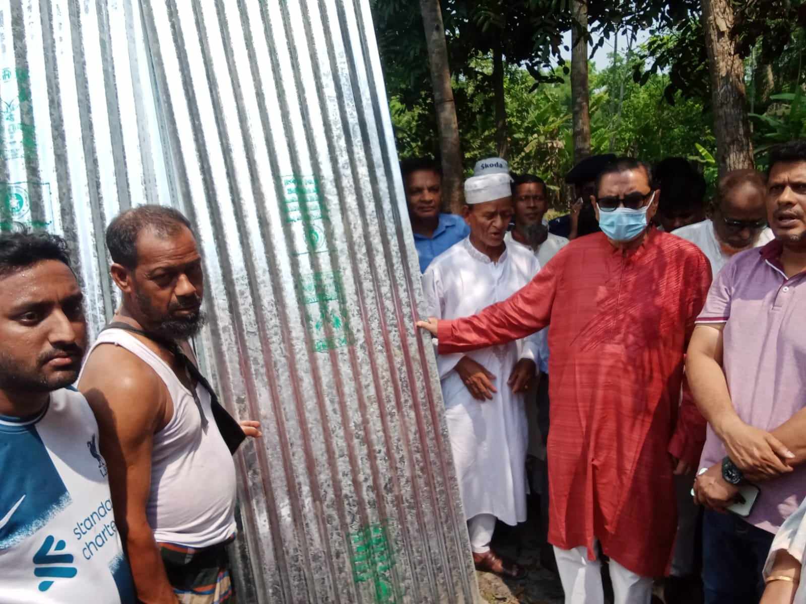 আগুনে বসতঘর পুড়ে যাওয়া ক্ষতিগ্রস্থদের পাশে দাড়ালেন রাশেদ খান মেনন