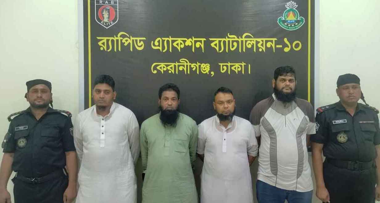 ৬০ কোটি টাকার কথিত সাপের বিষ ও অস্ত্রসহ গ্রেফতার ৪