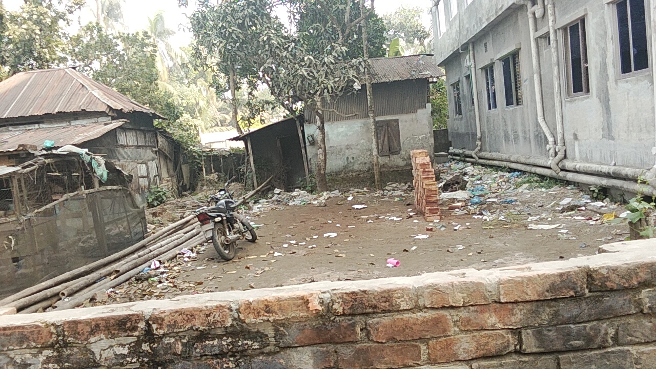 বরিশালে নিয়মনীতি উপেক্ষা করে ভবন নির্মাণের অভিযোগ