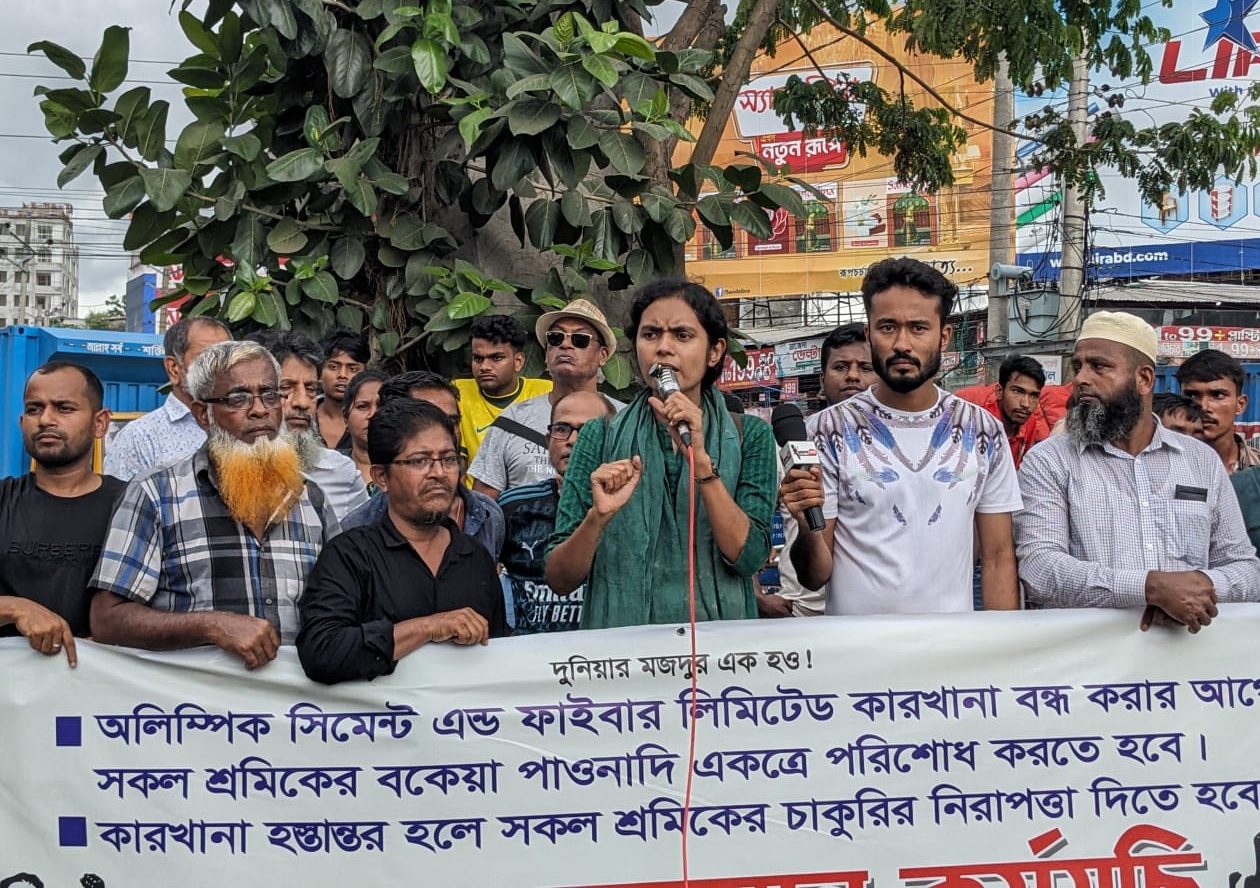 বকেয়া পাওনার দাবিতে বরিশালে অলিম্পিক সিমেন্ট শ্রমিকদের বিক্ষোভ, সড়ক অবরোধ