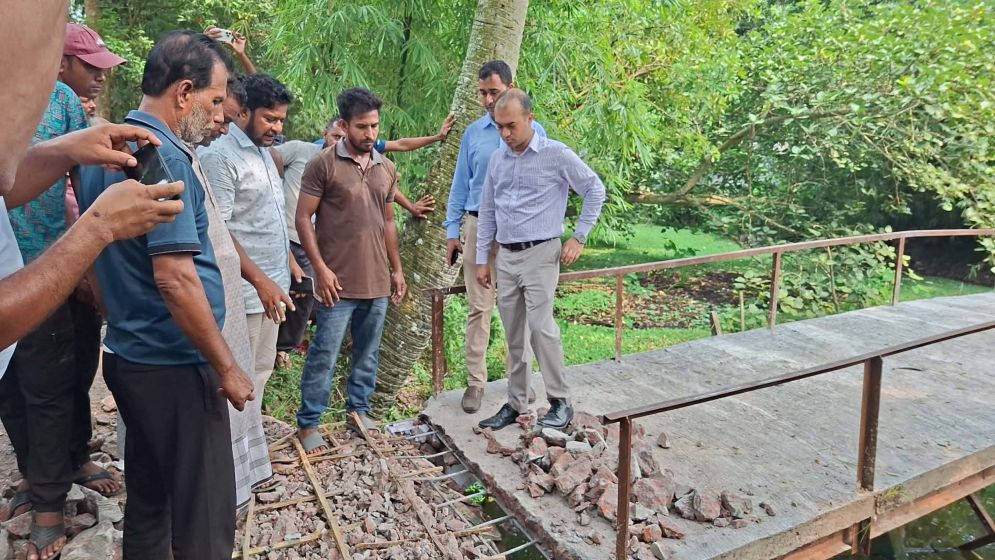 বরিশালে ব্রিজে রডের বদলে বাঁশের কঞ্চি