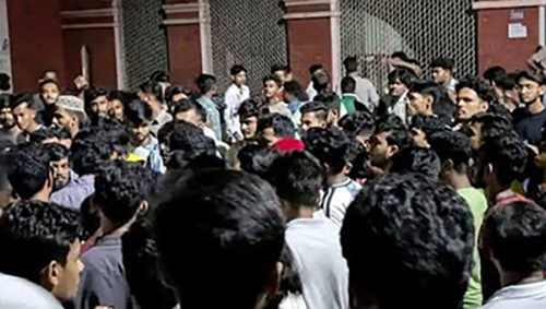 বিএম কলেজে দুই পক্ষের সংঘর্ষে সড়ক অবরোধ